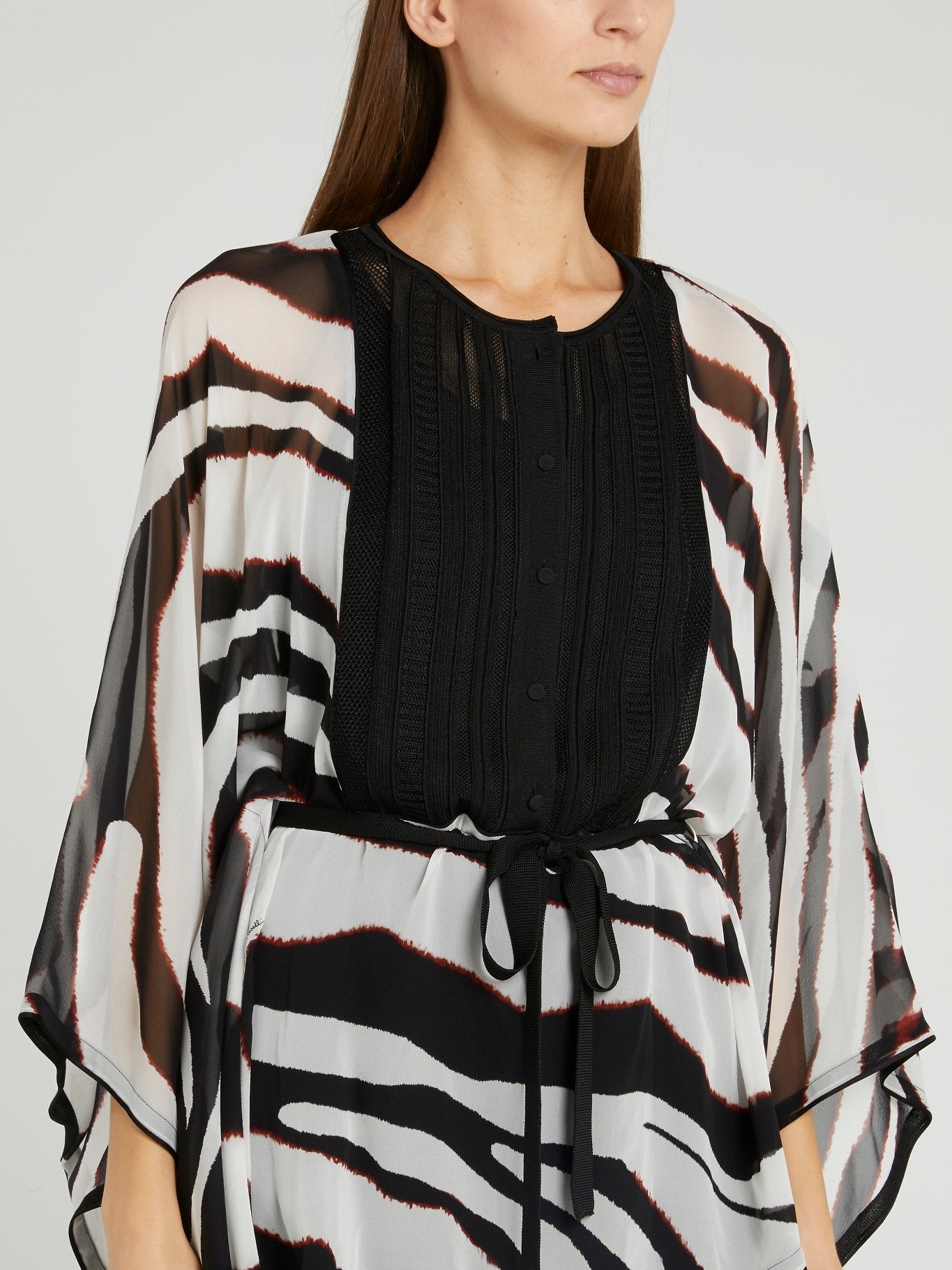 Блузка с анималистическим принтом и перфорацией