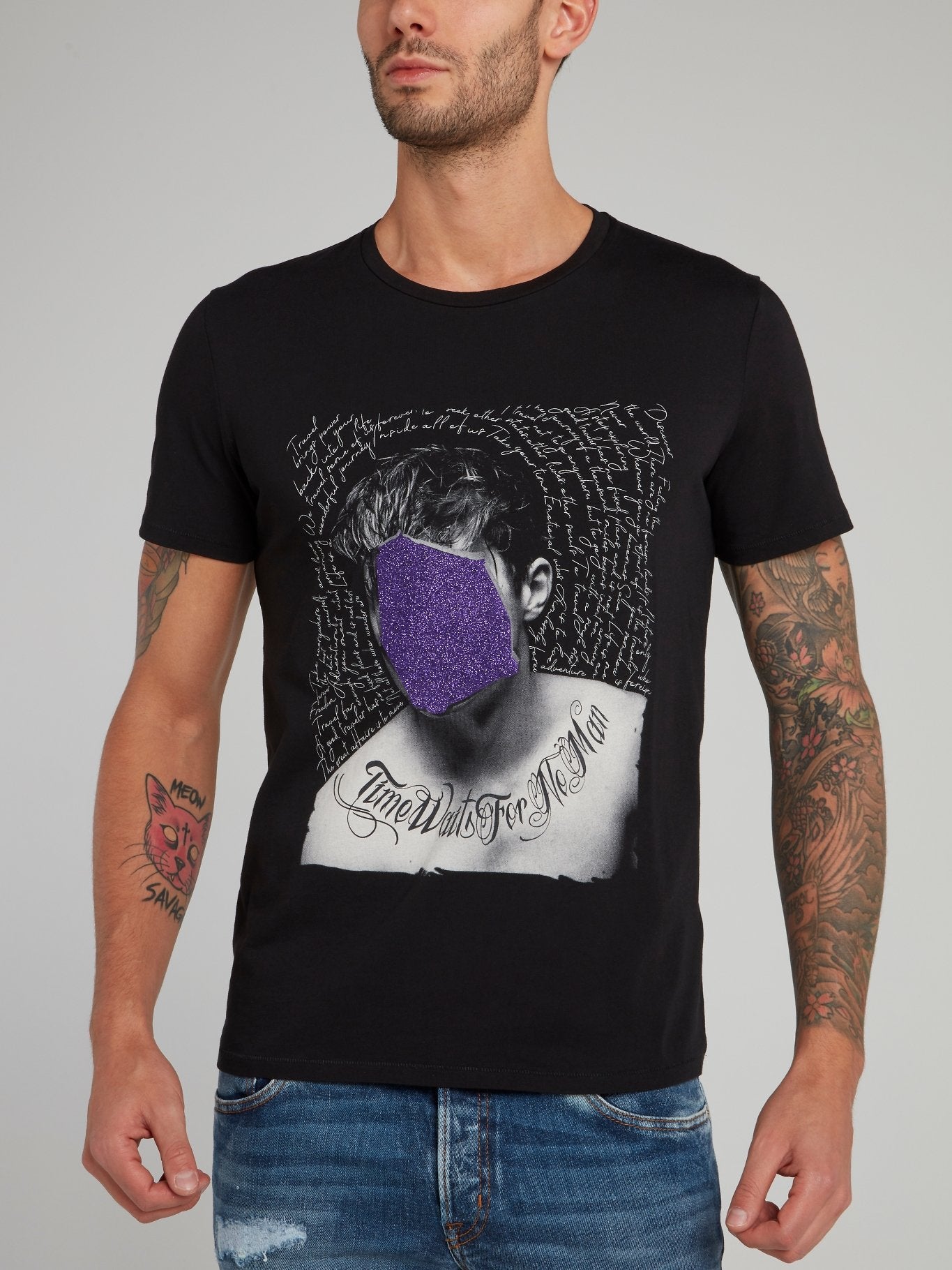 Черная футболка с круглым вырезом и изображением лица с блестками