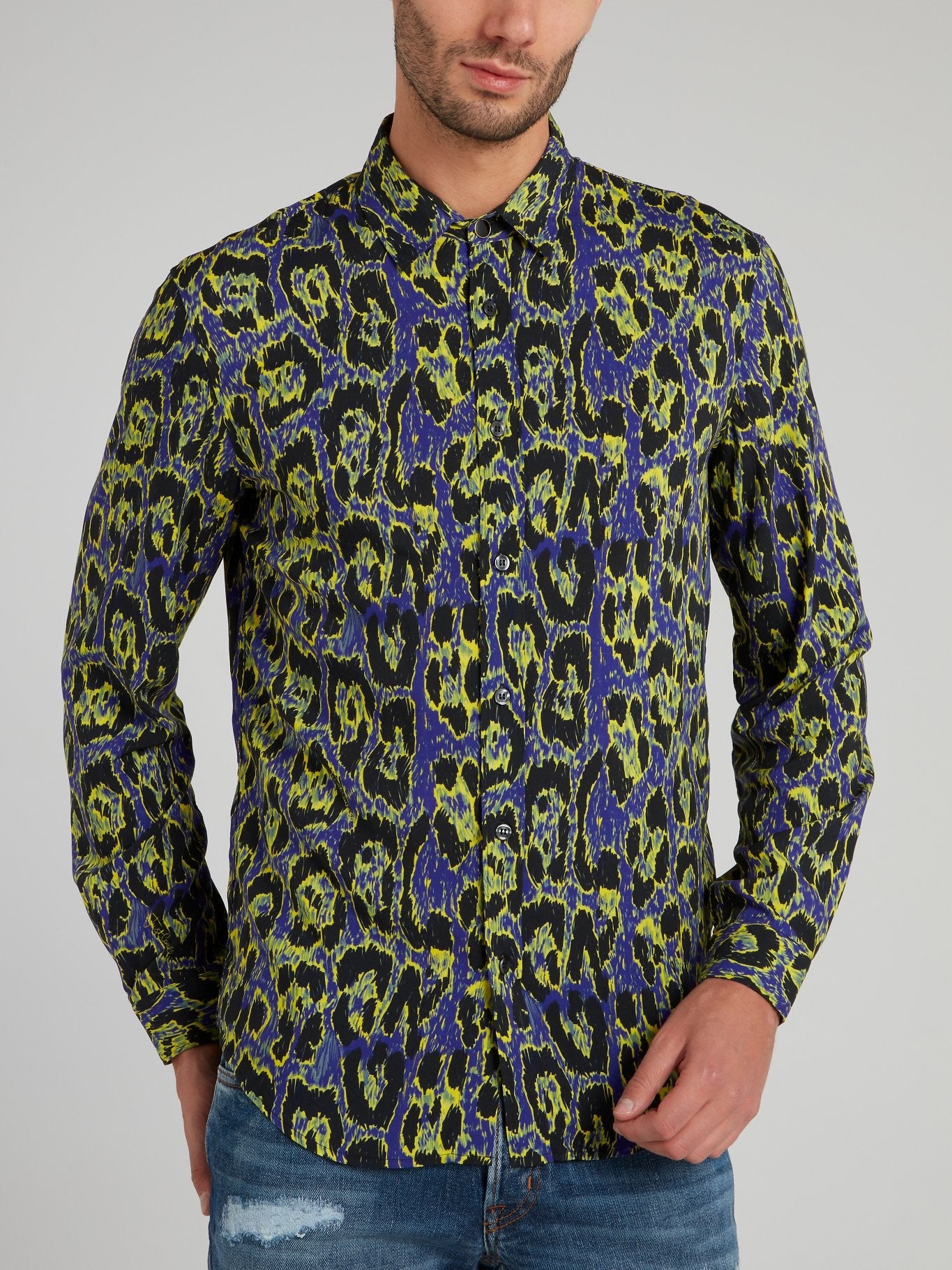 Зеленая рубашка с длинными рукавами и леопардовым принтом