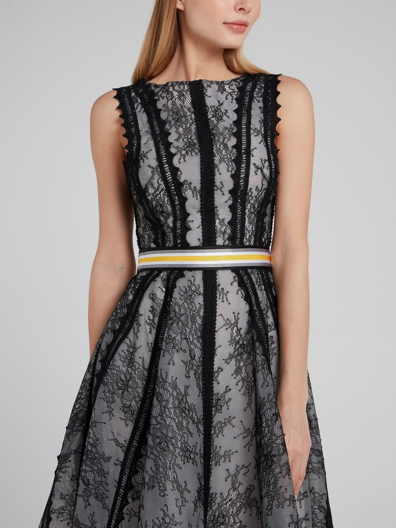 Черное кружевное платье-миди с вырезом лодочка