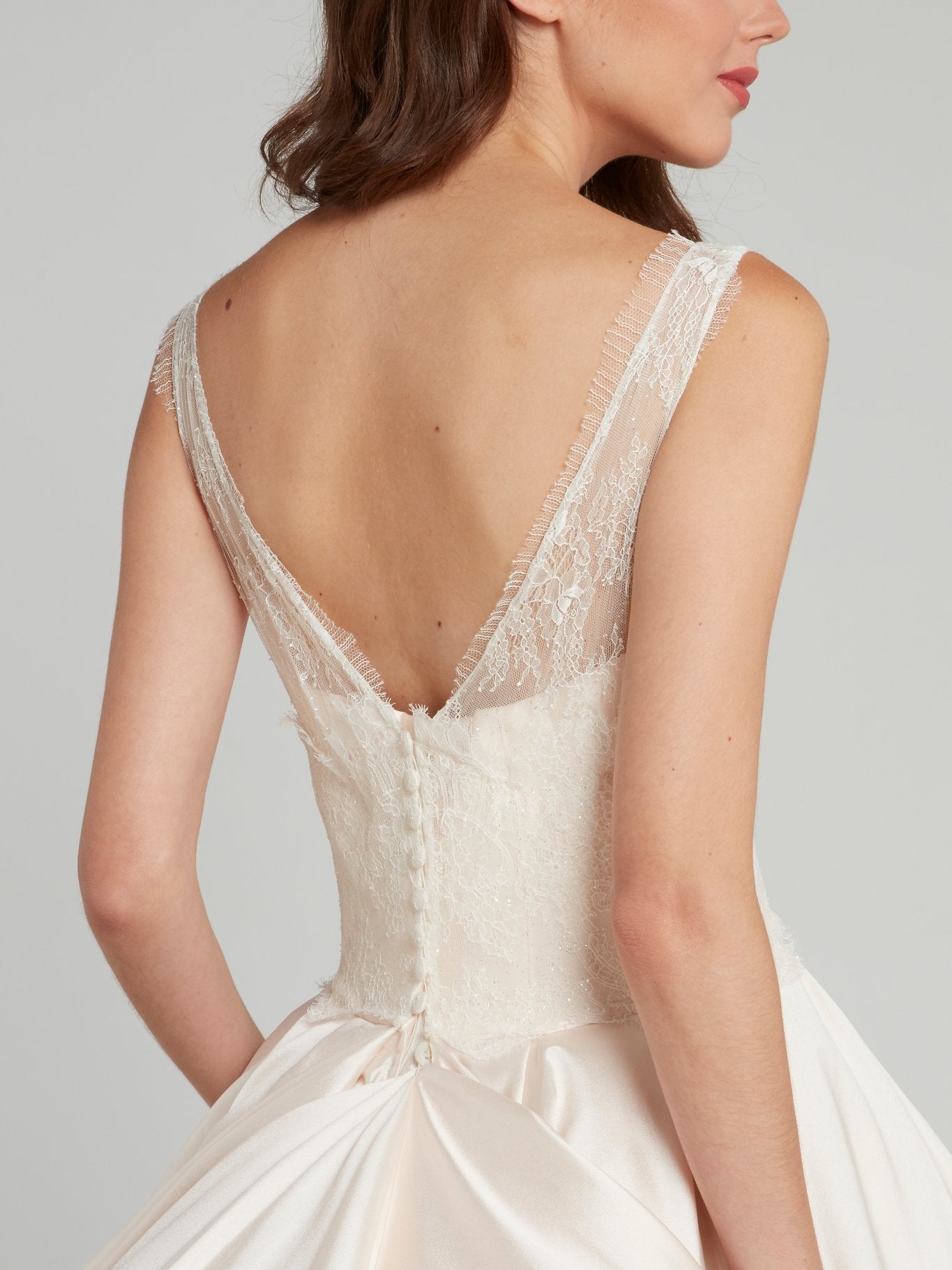 Пышное свадебное платье с вырезом лодочка и завышенной талией