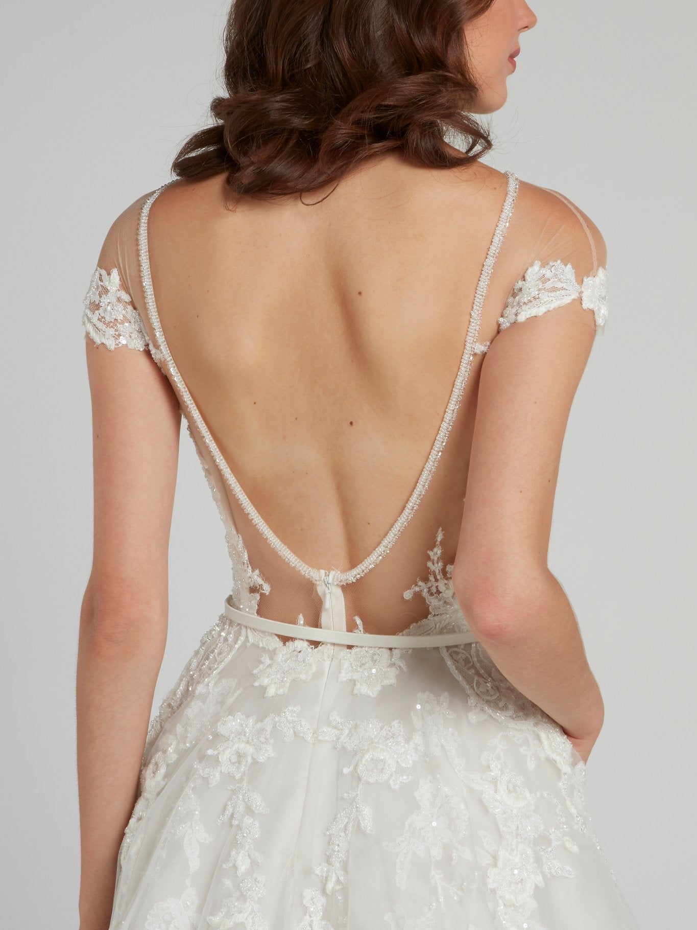 Свадебное платье с завышенной талией и прозрачной вставкой