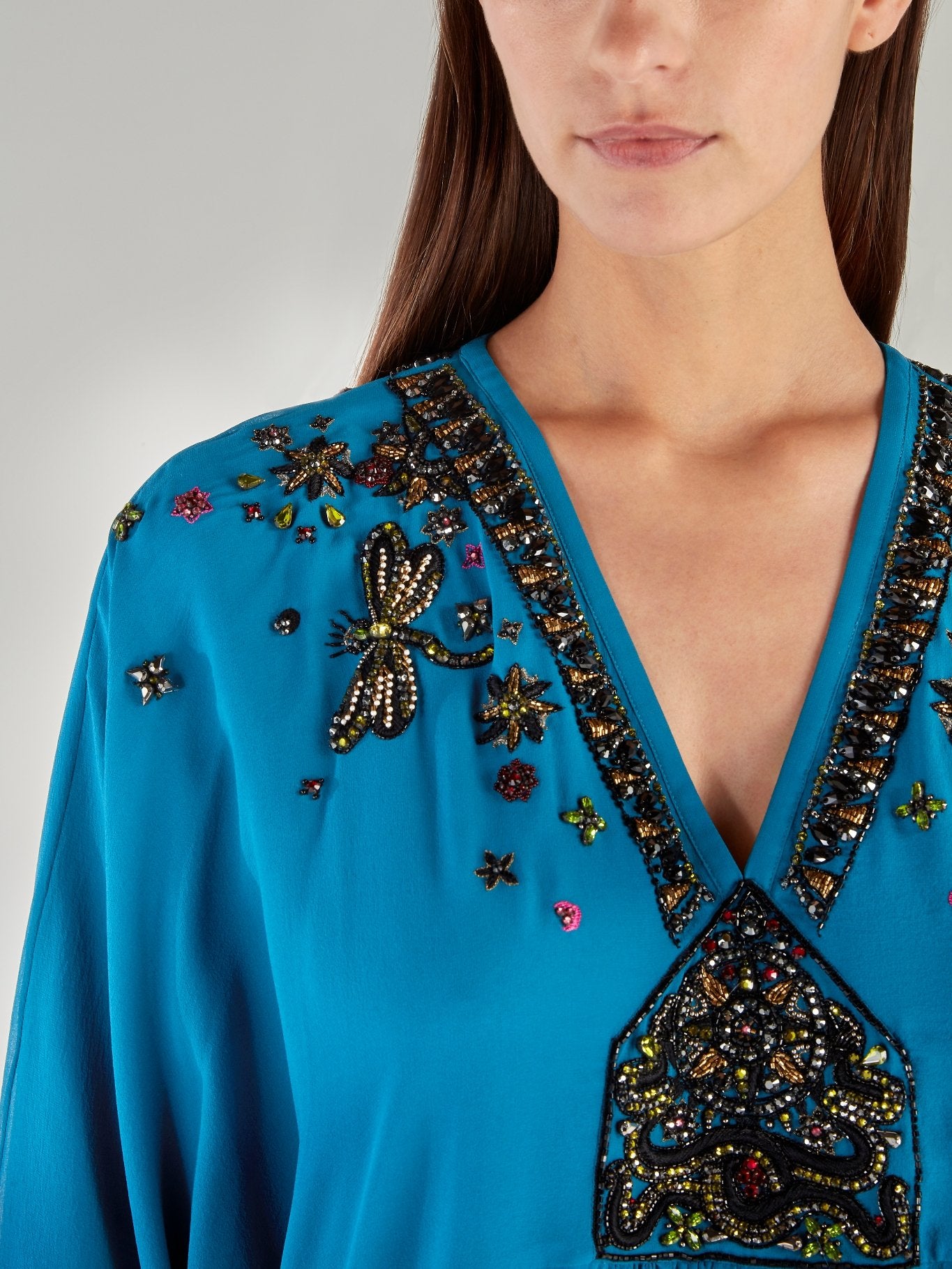 Синее платье-макси с разрезом и вышивкой бисером