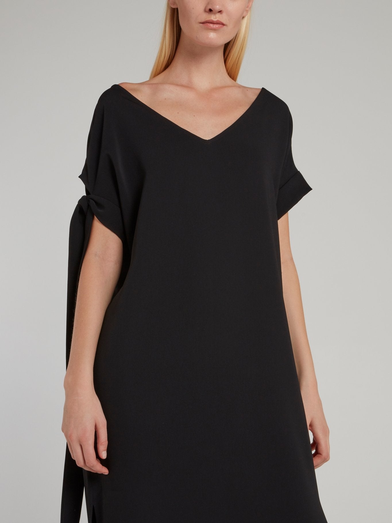 Черное платье-макси с высоким разрезом и завязками на рукавах