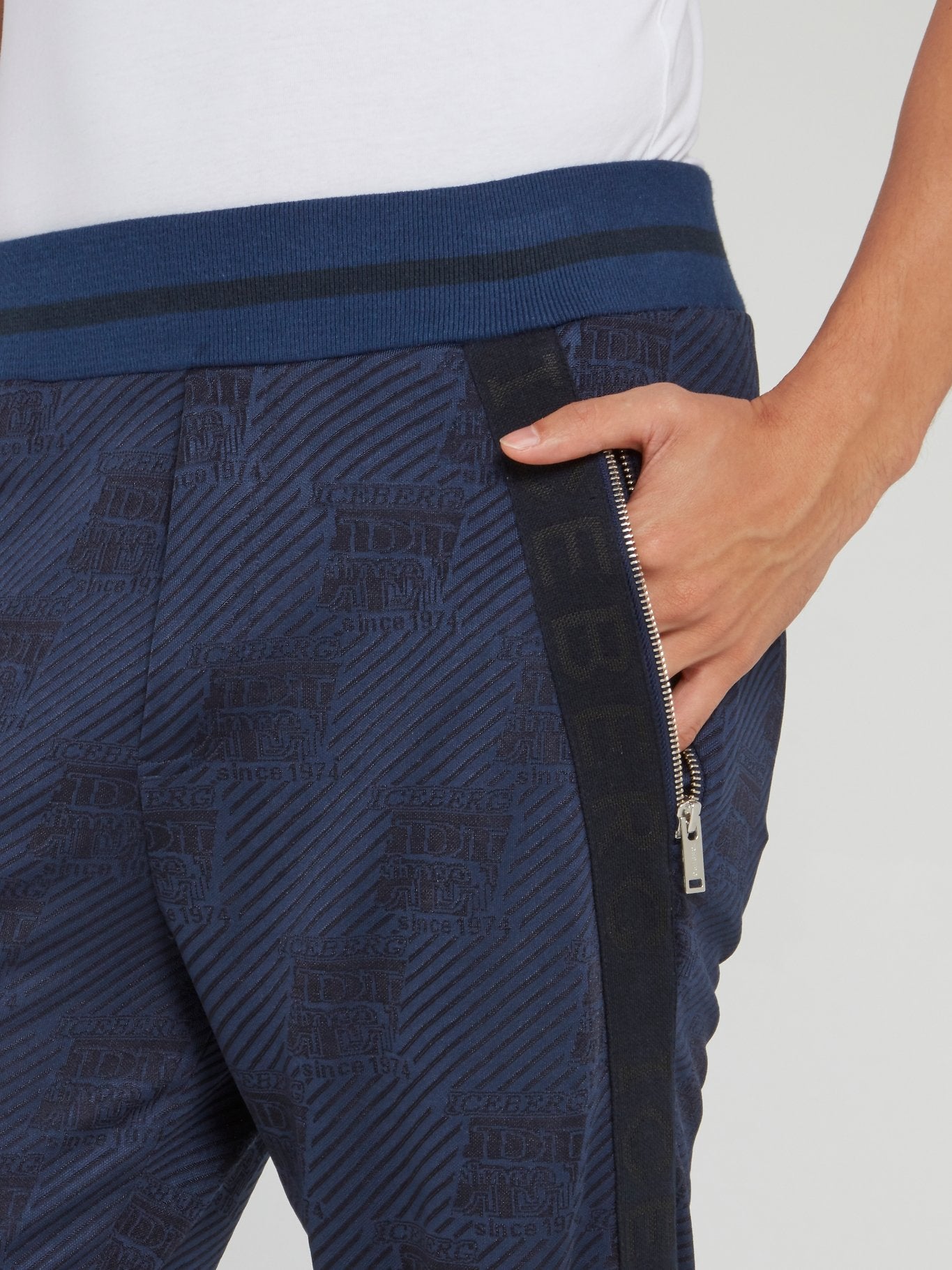 Темно-синие брюки в рубчик на резинке с лампасами