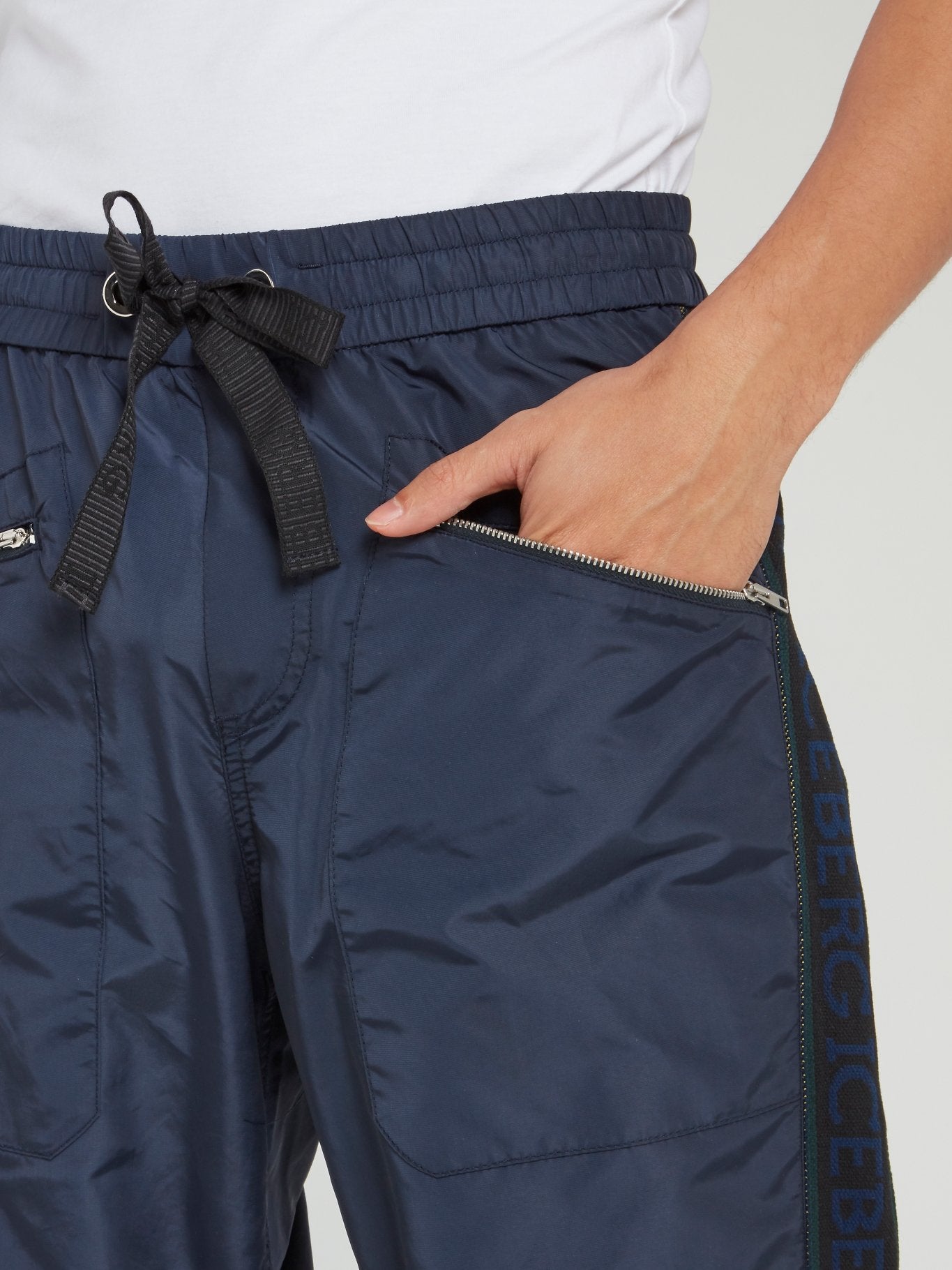 Темно-синие брюки со шнурком и логотипом на лампасах