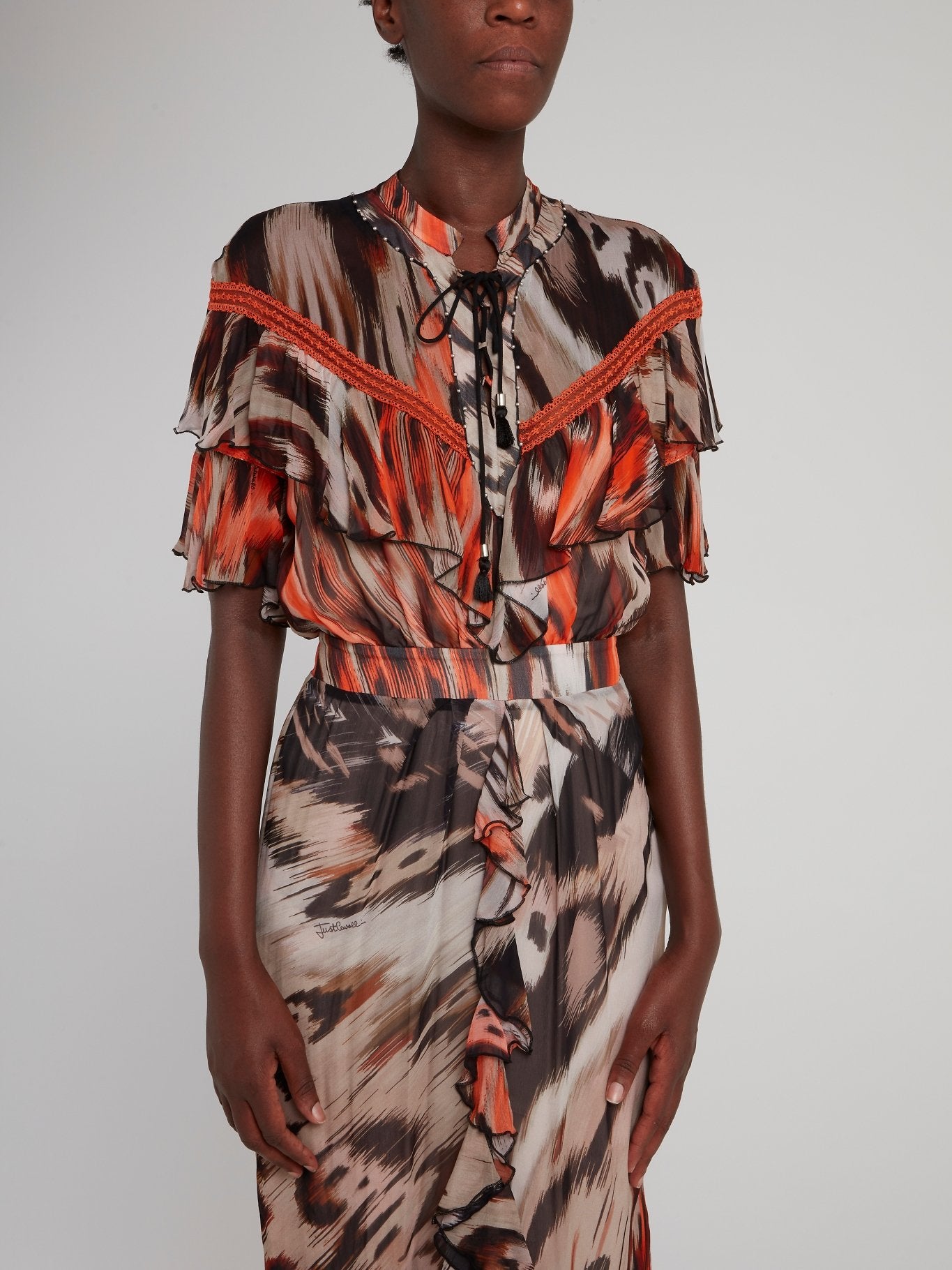 Оранжевое платье-макси с рюшами на лифе