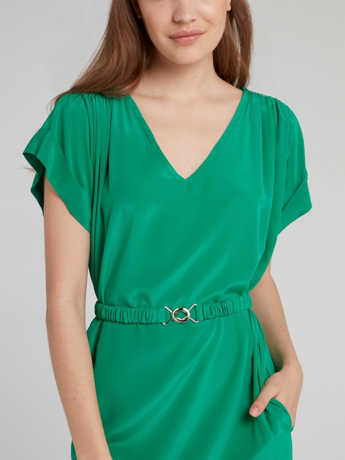 Мятное шелковое платье с поясом