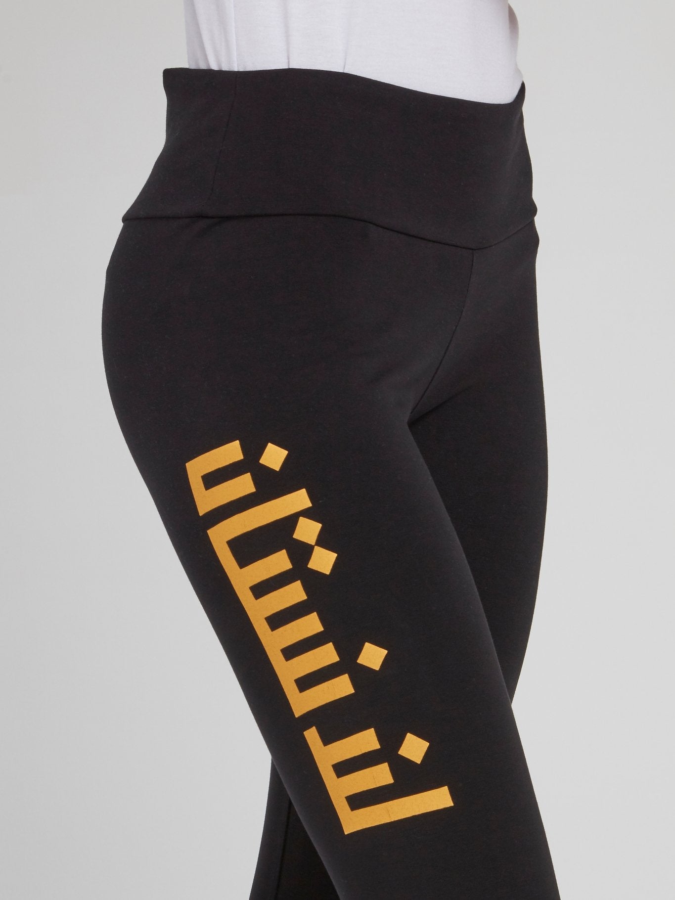 Черные леггинсы и рисунком