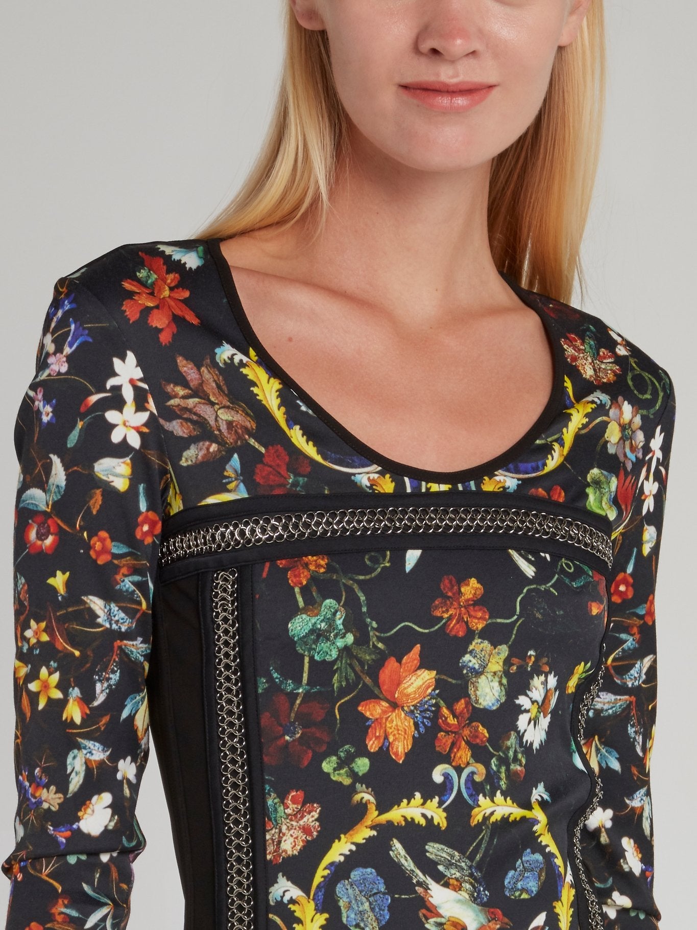 Черное платье-мини с цветочным и барочным принтом