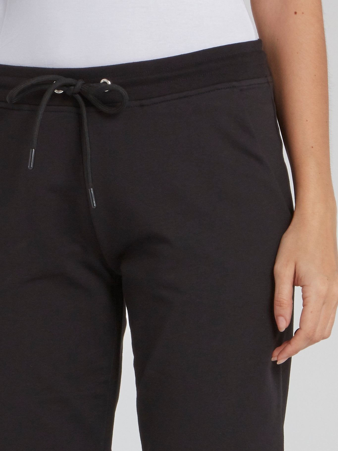 Черный спортивный костюм в полоску