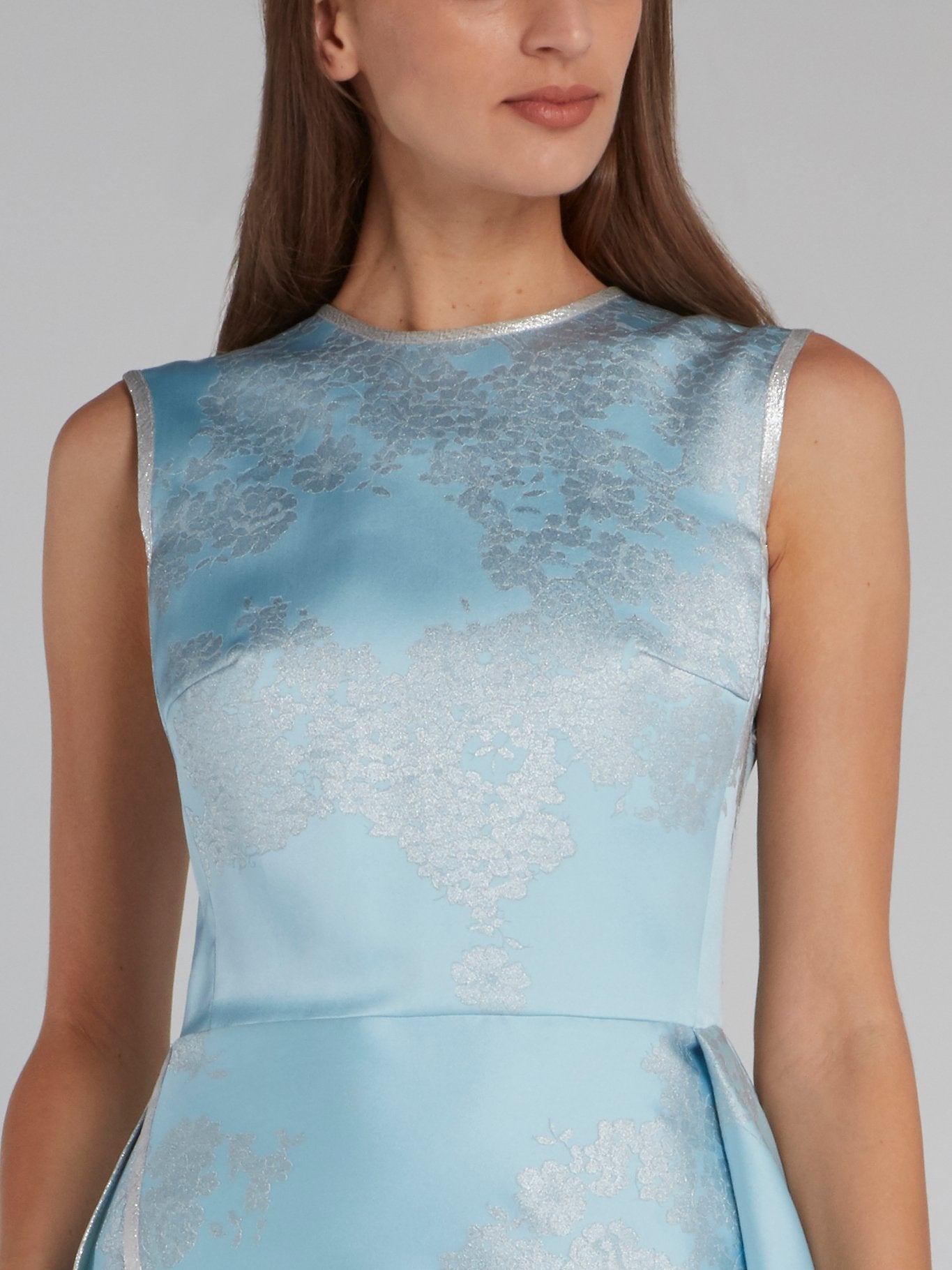 Голубое расклешенное платье с цветочным принтом и разрезом