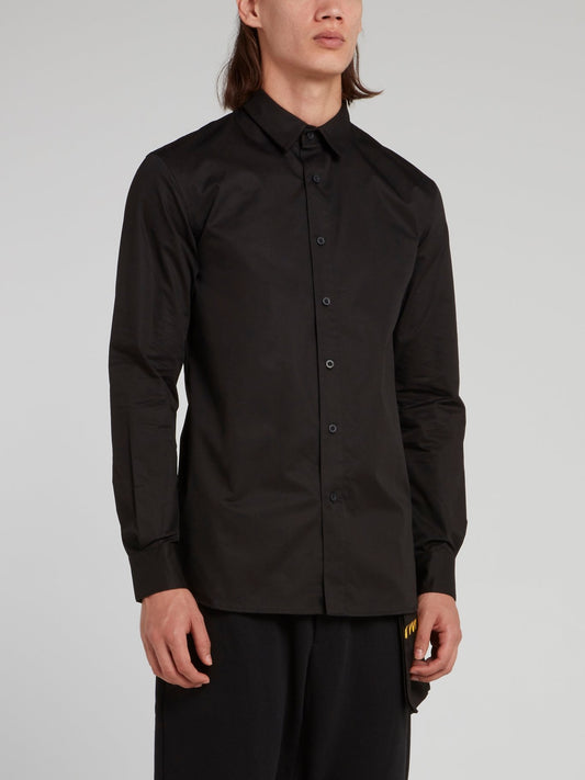 Черная рубашка с длинными рукавами и надписями