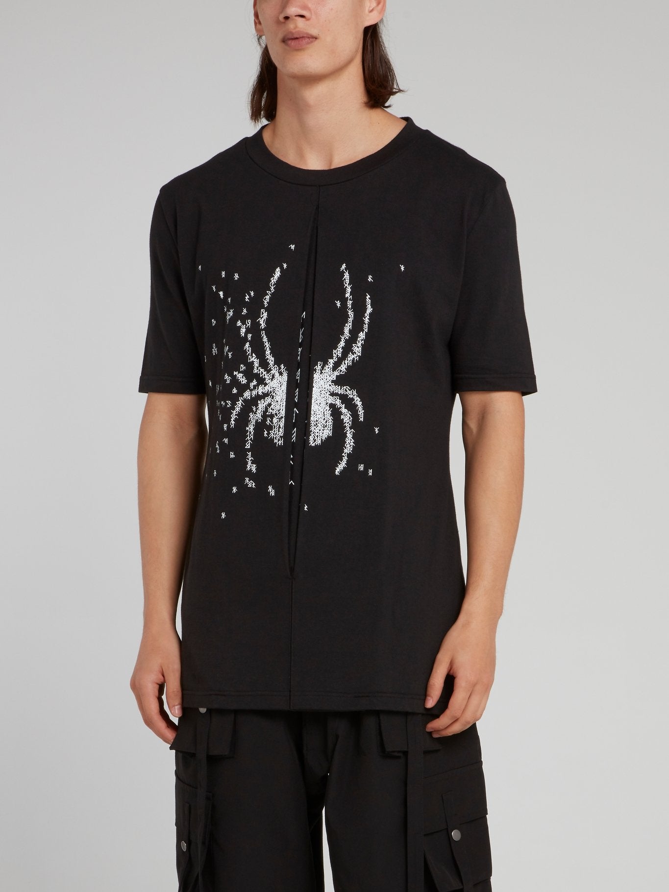 Черная футболка с вышивкой в виде паука