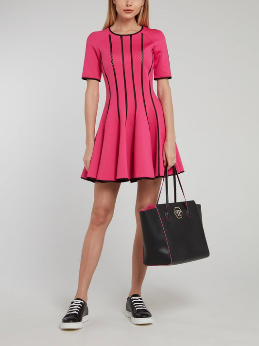 Розовое платье-мини с перфорированной вставкой и рукавами до локтя