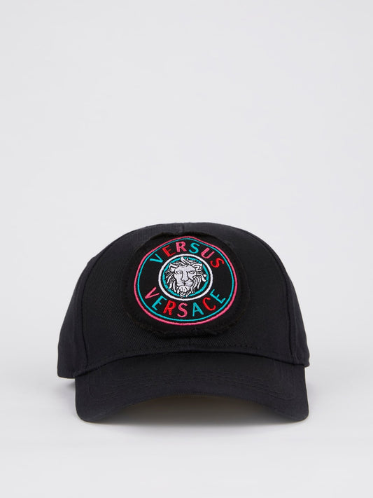 Черная кепка с регулируемым ремешком и нашивкой-логотипом