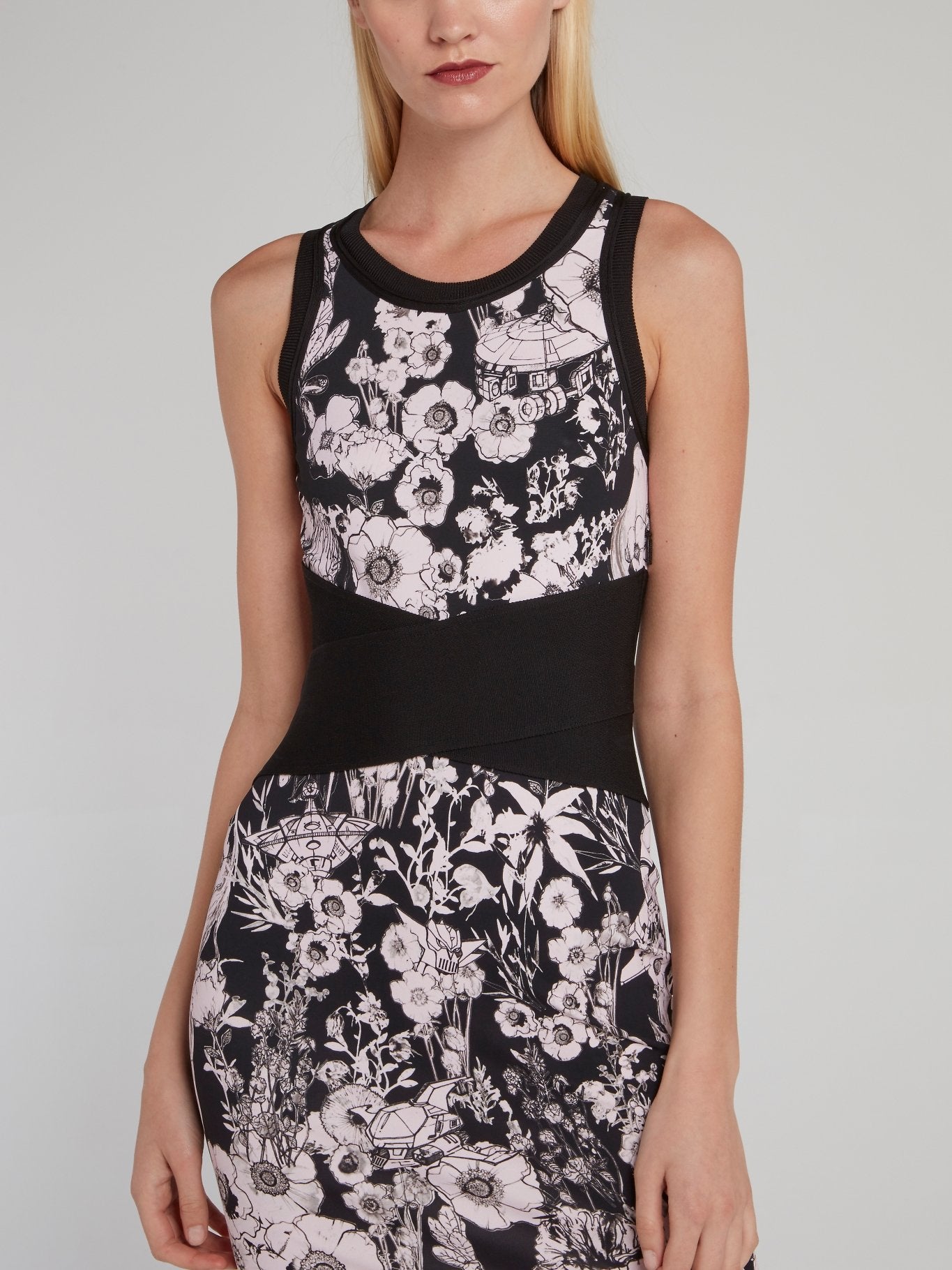 Платье-футляр с цветочным принтом и черным поясом