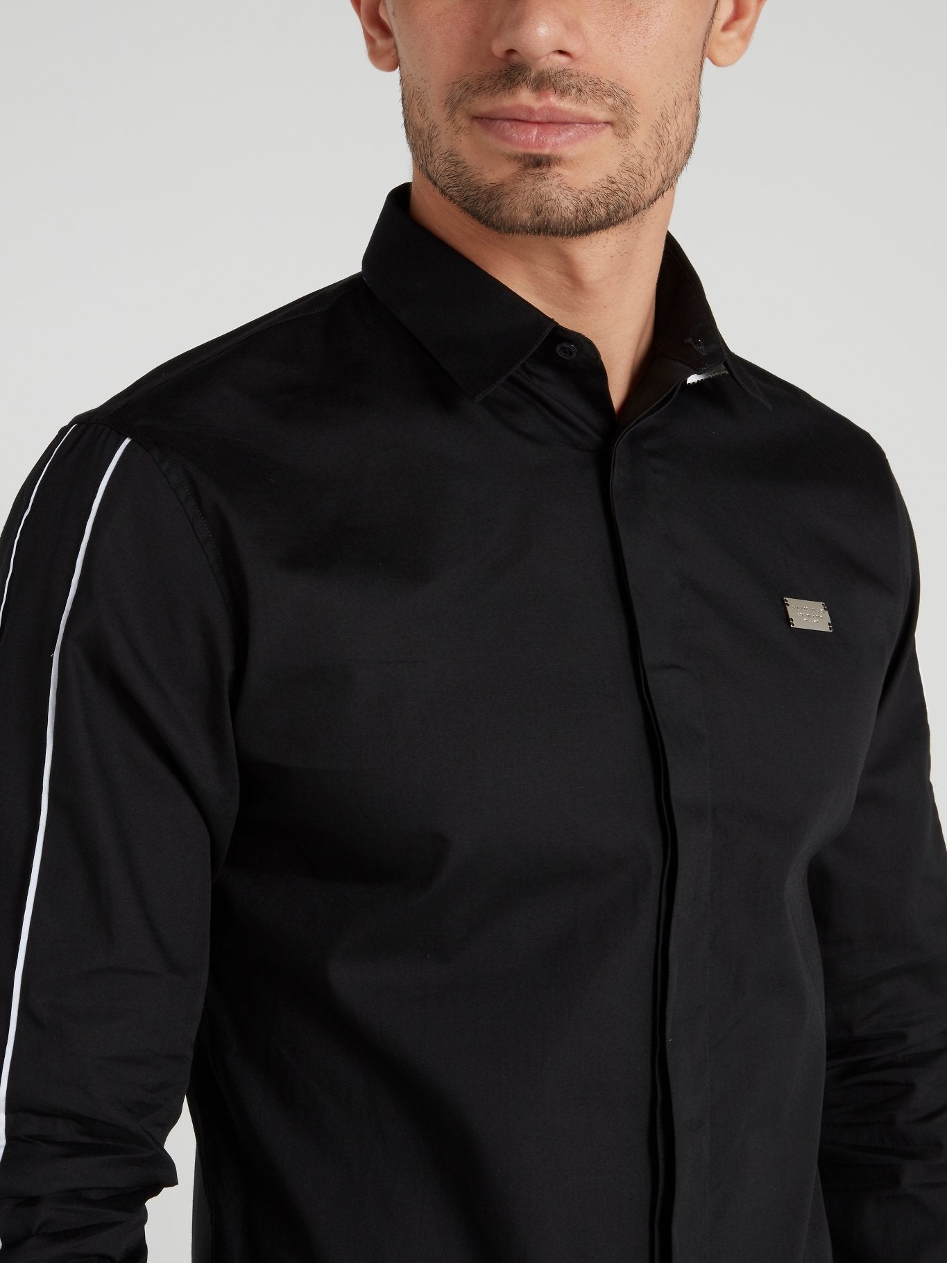 Черная рубашка с логотипом на спине и полосками на рукавах
