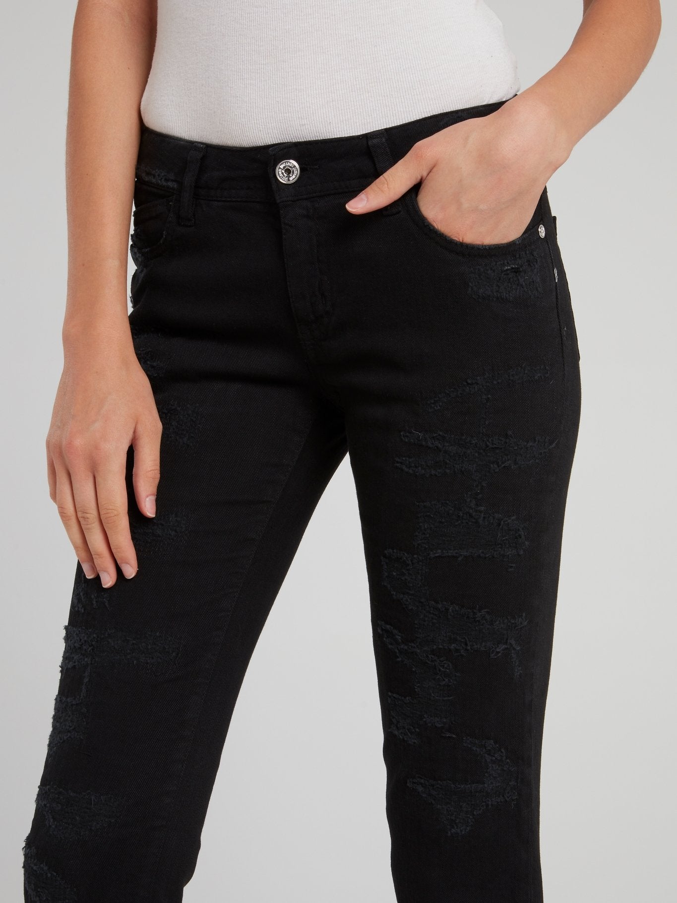 Черные укороченные джинсы с рваной отделкой