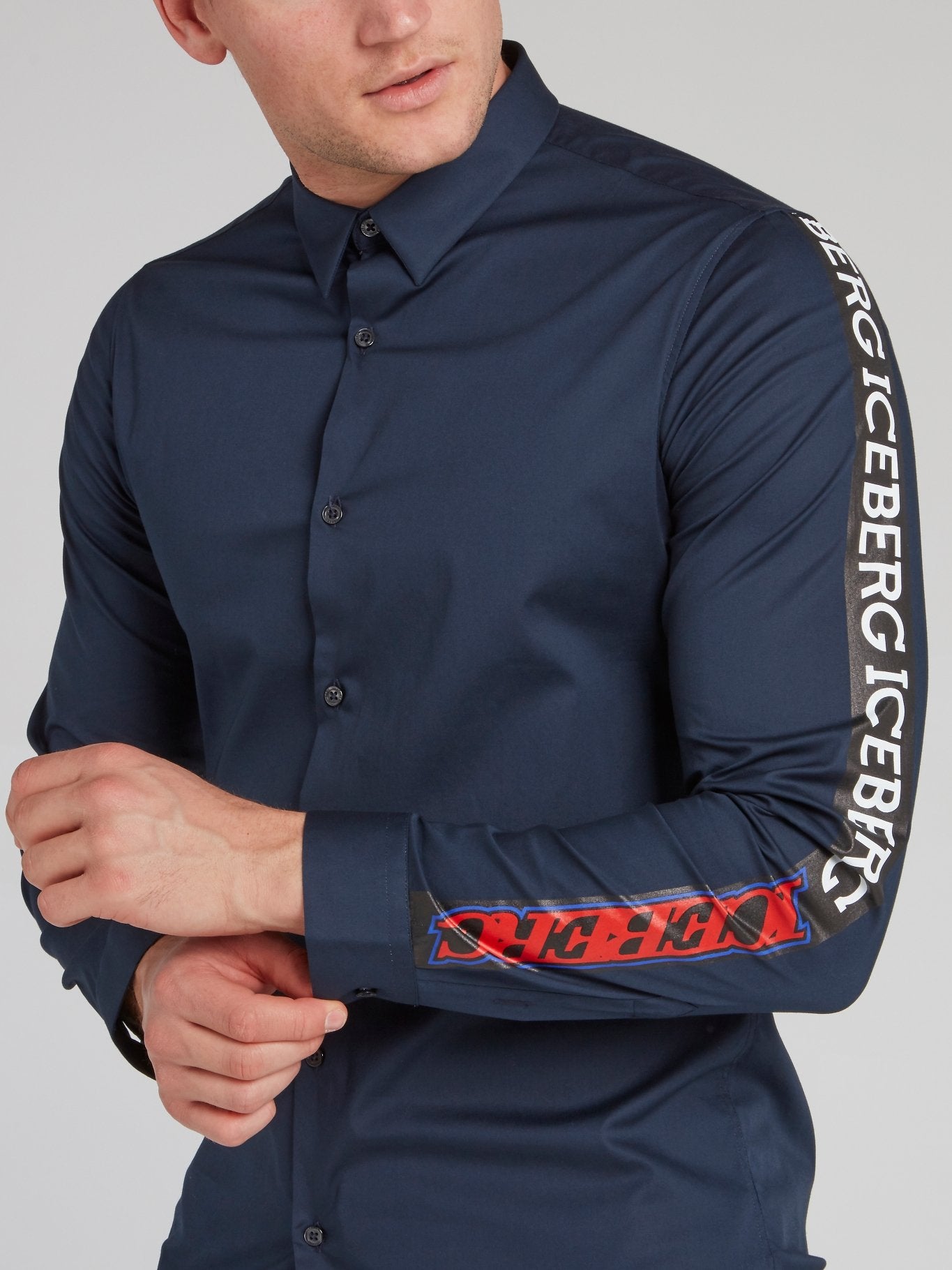 Темно-синяя рубашка на пуговицах с логотипом на рукавах