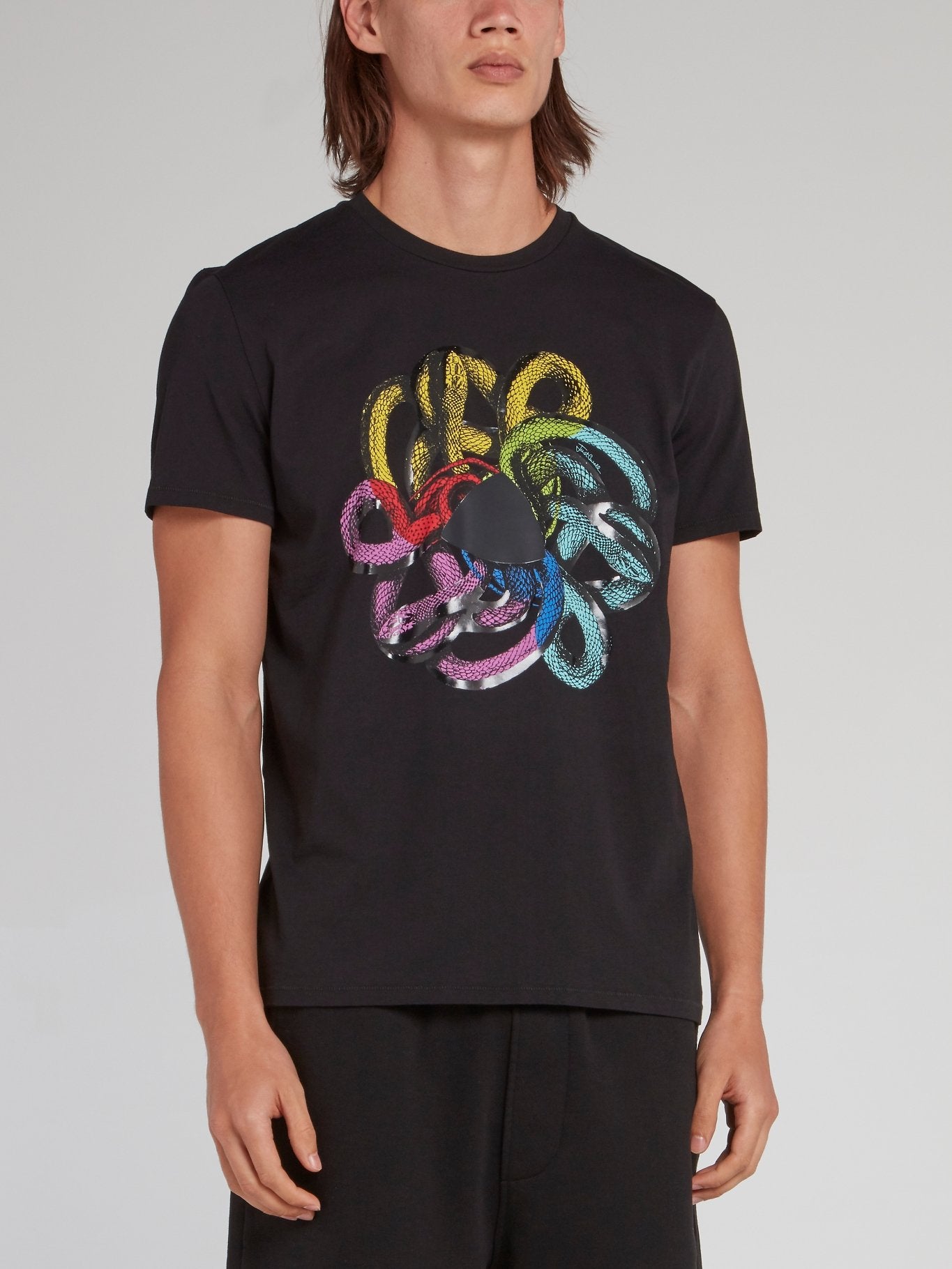 Черная хлопковая футболка с изображением змеи