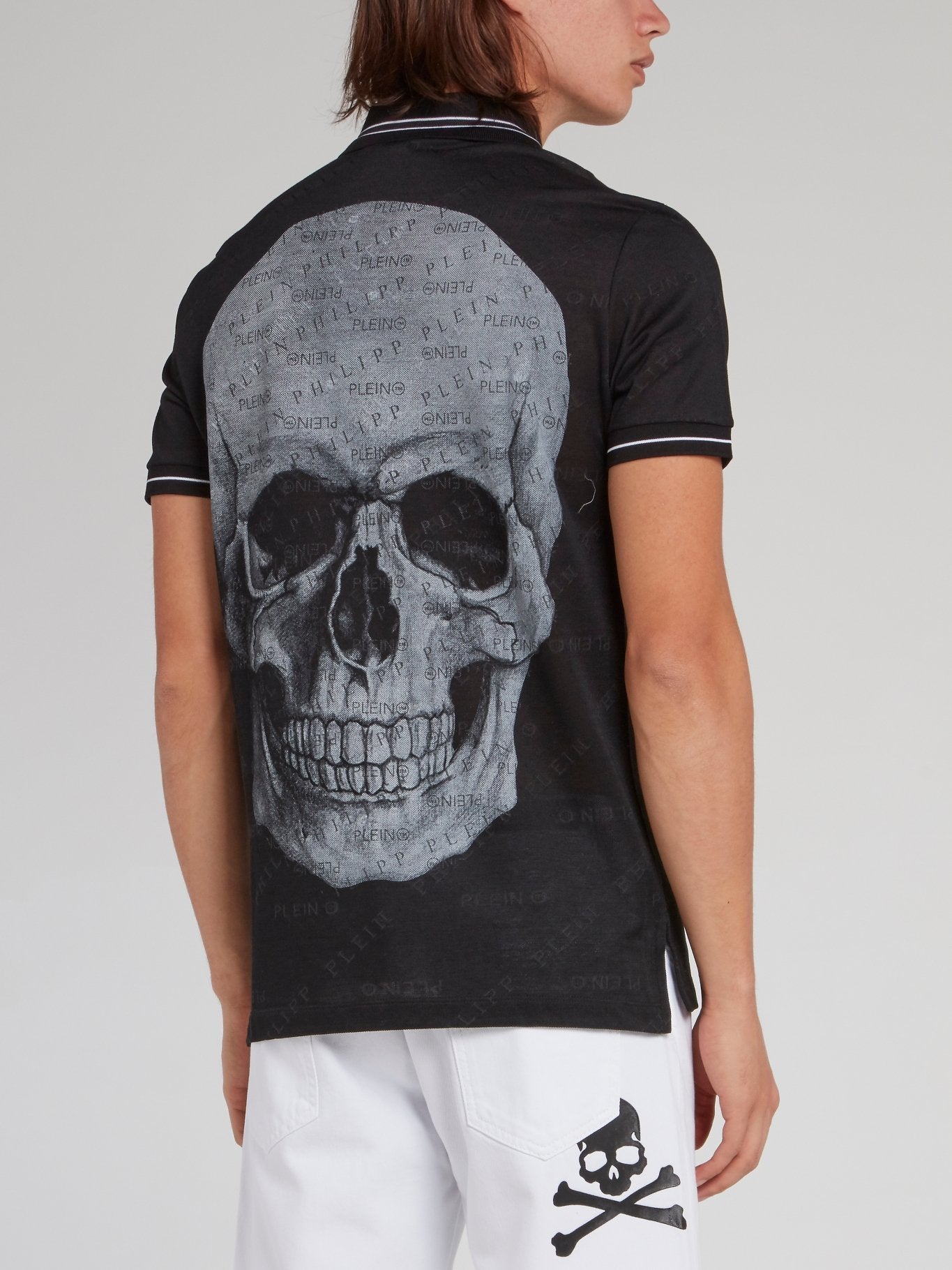 Черная рубашка поло с изображением черепа на спине