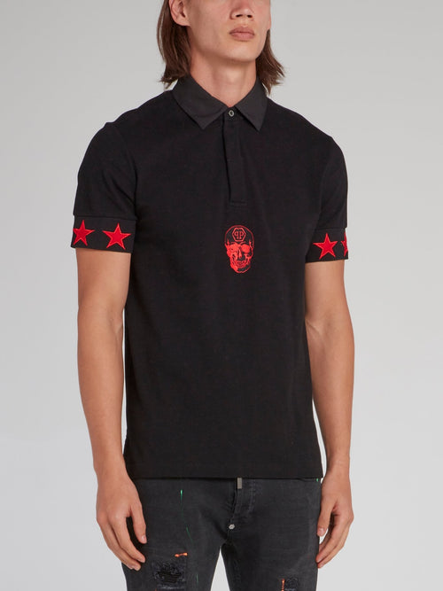 Черная рубашка поло с красными звездами и черепом