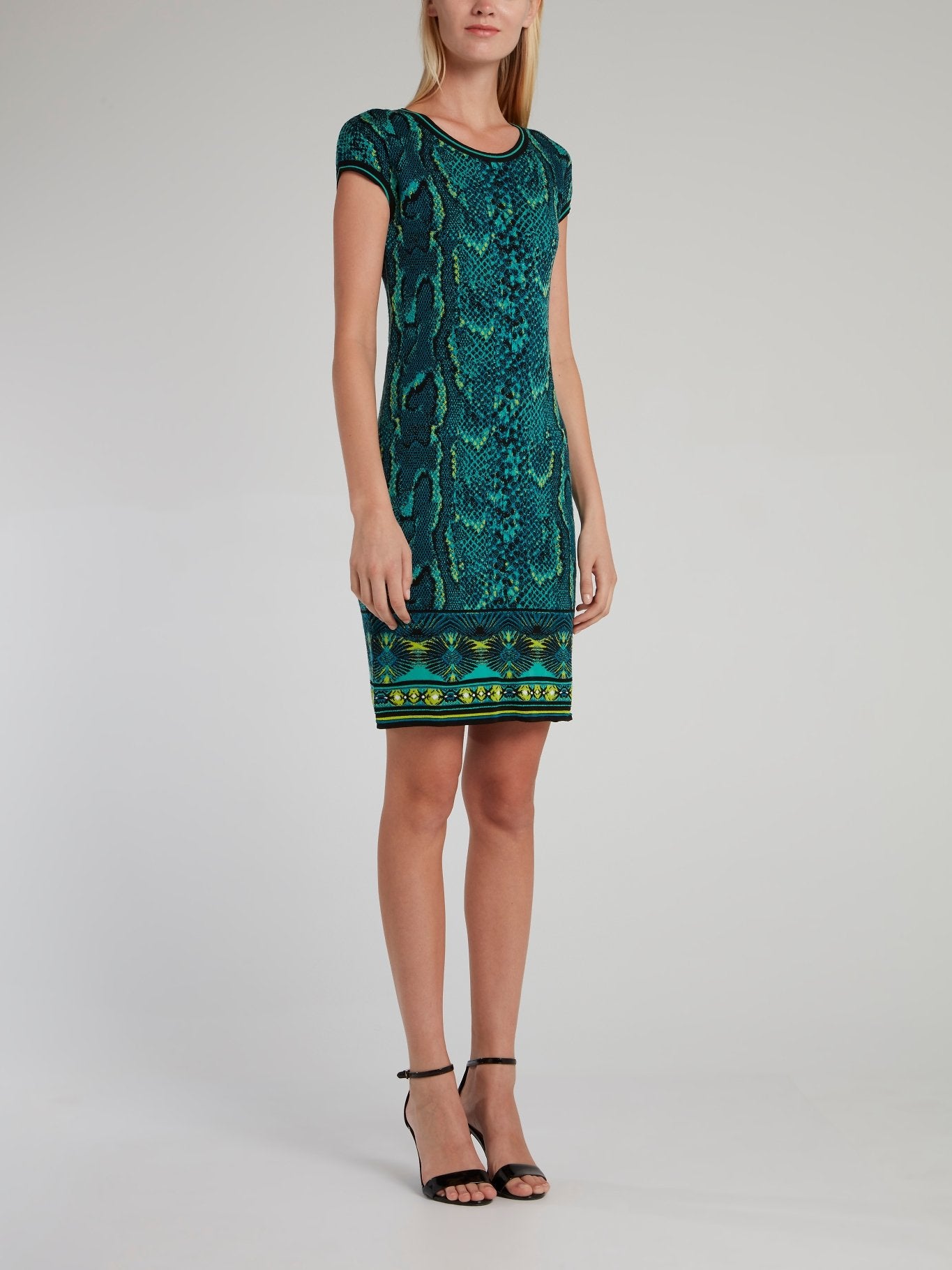 Зеленое платье-футляр со змеиным принтом