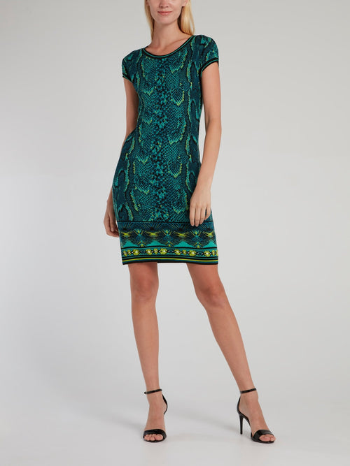 Зеленое платье-футляр со змеиным принтом