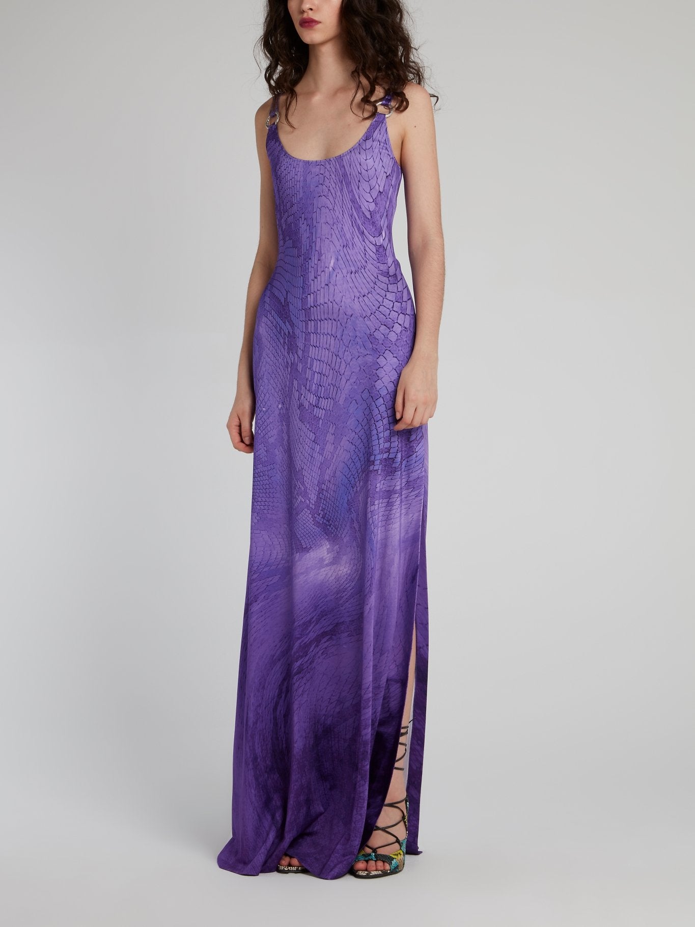 Фиолетовое платье-макси с разрезом и эффектом змеиной кожи