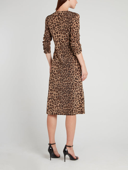 Платье-миди с леопардовым принтом, вырезом и запахом