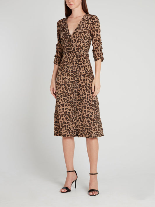 Платье-миди с леопардовым принтом, вырезом и запахом